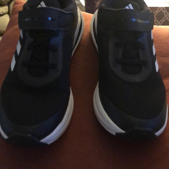 Black kids size 3 Adidas sneaker. Never worn - Picture 4 of 4